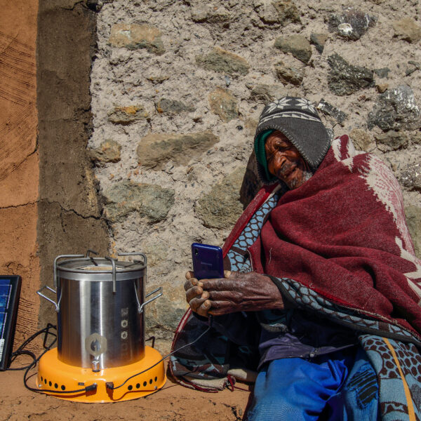 Permitir o acesso a energia limpa com eletricidade solar e de cozinha inteligente