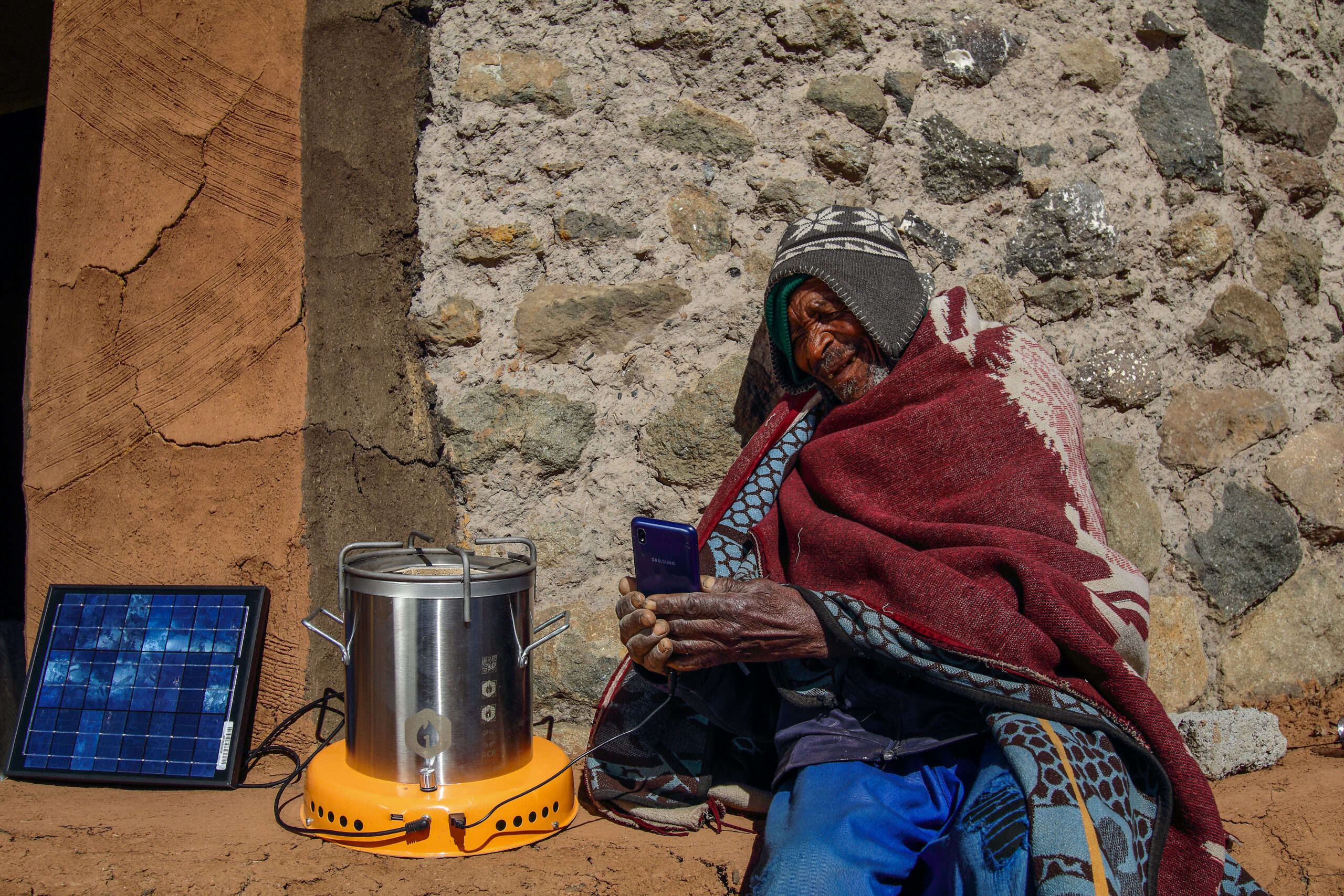 Permitir o acesso a energia limpa com eletricidade solar e de cozinha inteligente