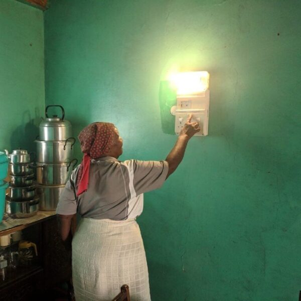Esforços pioneiros para eletrificar aldeias remotas