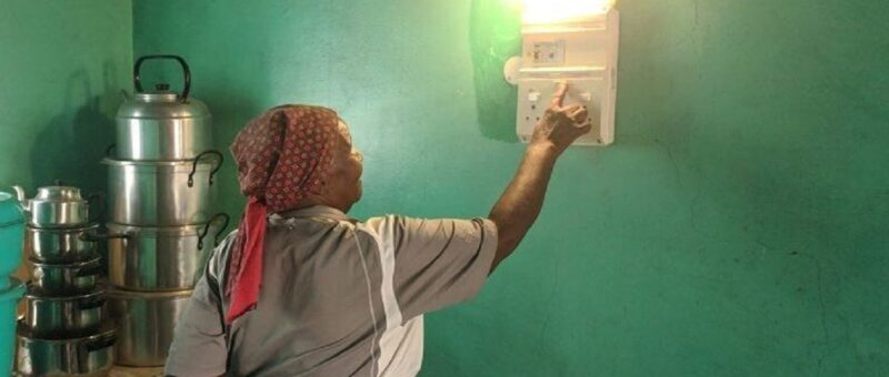 Esforços pioneiros para eletrificar aldeias remotas